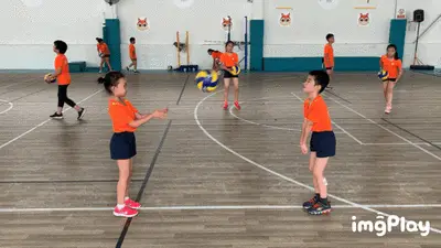 万幸！男子踢球时心脏骤停，球友紧急救助